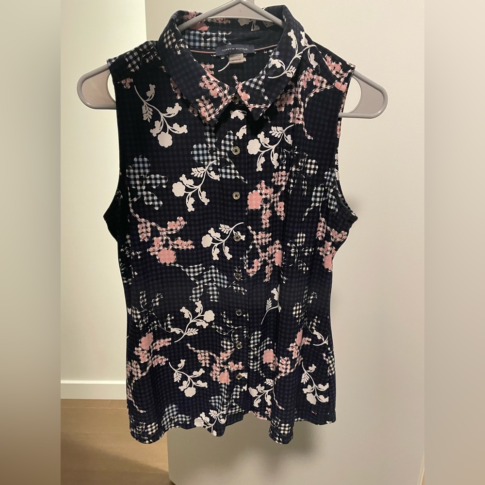 Tommy Hilfiger Sleeveless button down size M. Blue floral print